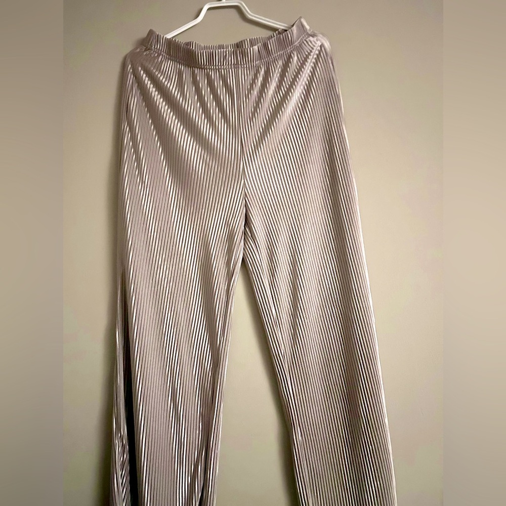Silky pleated pants